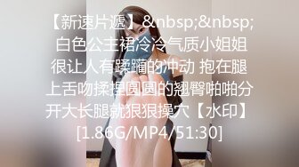 丰满的小美妞自拍玩弄自己的小穴