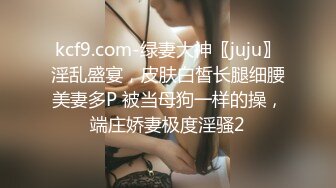 当他来上课时，Lilly 等不及了，当她去给他们俩倒酒时，他可以看出她脑子里想的不仅仅是学习。